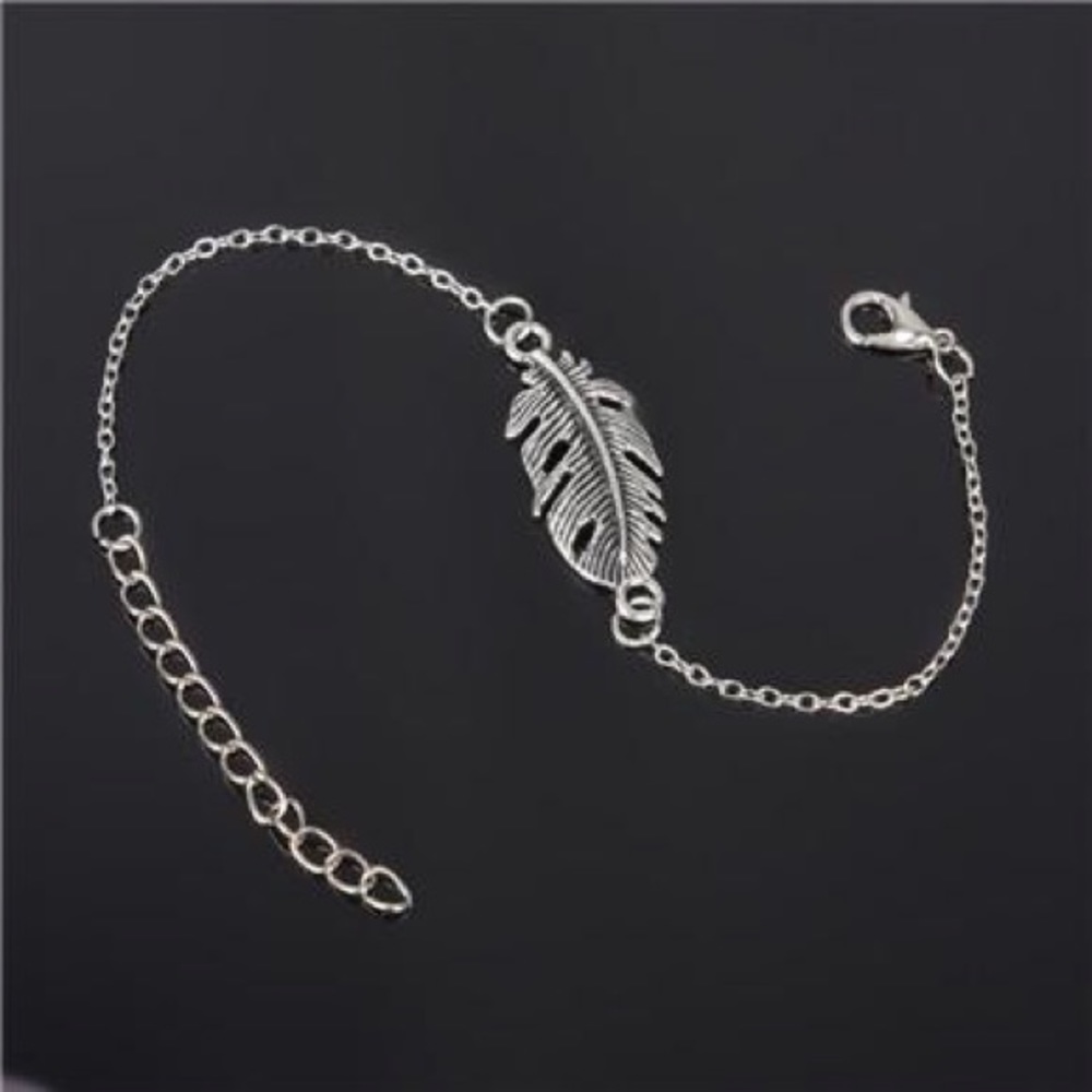 NWT Silver Feather Pendant Necklace